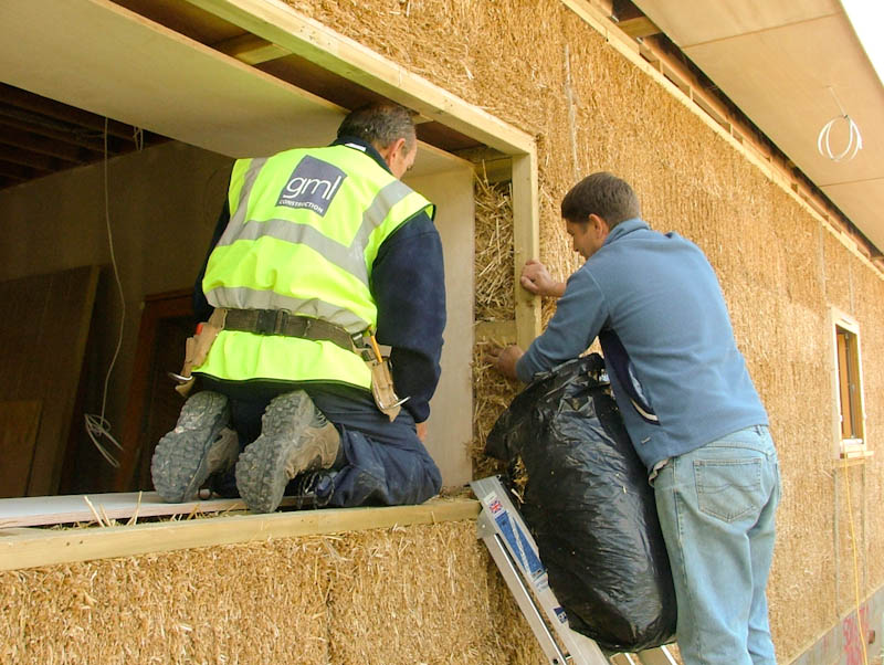 Fardos de paja: Construyendo muros eficientes con residuos de la  agricultura
